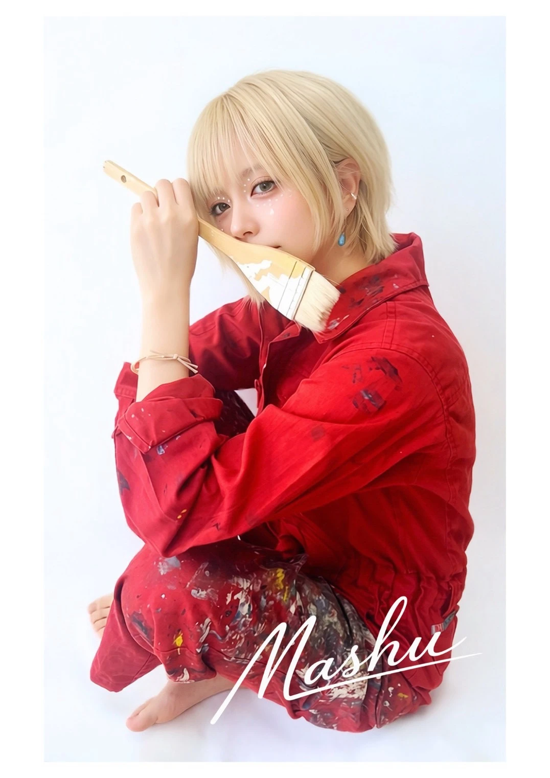赤い衣装を着たアーティスト・ましゅ